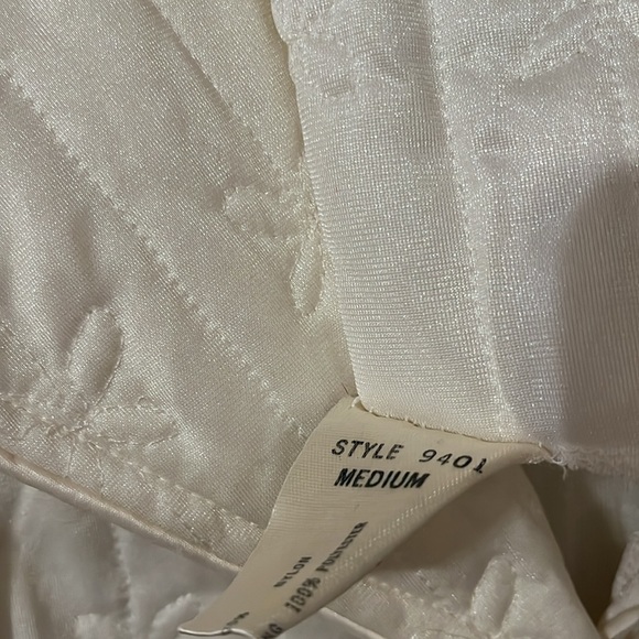 Womens size medium white quilted feel robe approx 63” from shoulder to bottom - Picture 2 of 7